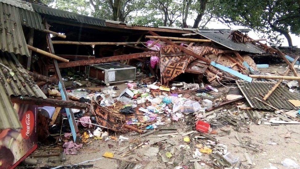 Un establecimiento completamente destruido en la playa de Carita, en el noroeste de la isla de Java.