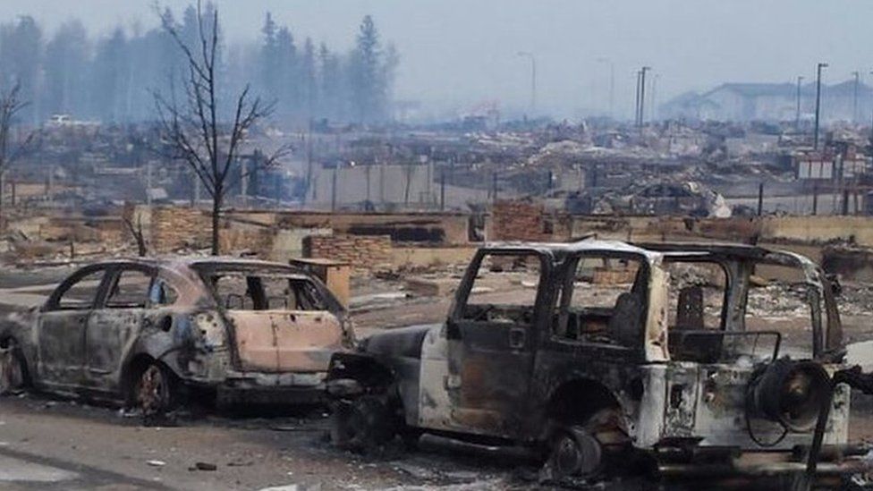 Picture of burnt-out cars in Fort McMurray, 5 May 2016