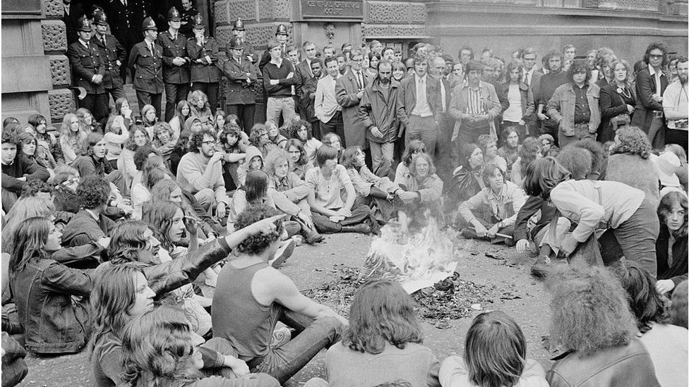 Demonstrators burning an effigy of Justice Michael Argyle, the judge in the Oz UK obscenity trial, outside the courts, 5th August 1971.