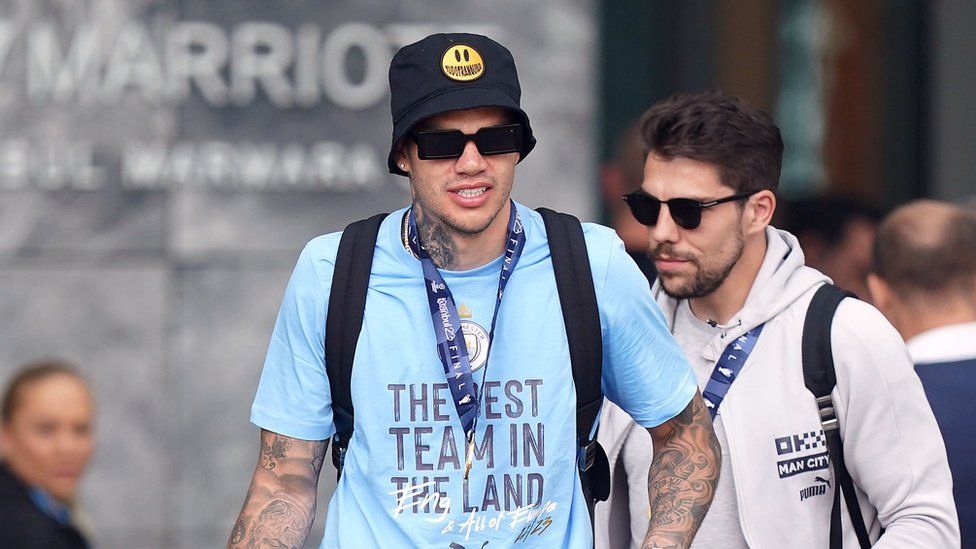 City goalkeeper Ederson leaving their team hotel in Istanbul wearing a shirt saying "the best team in the land"