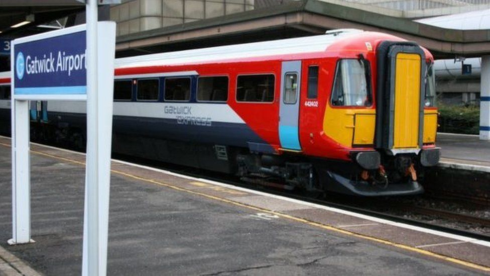 Gatwick Express: Non-stop train service to London resumes - BBC News