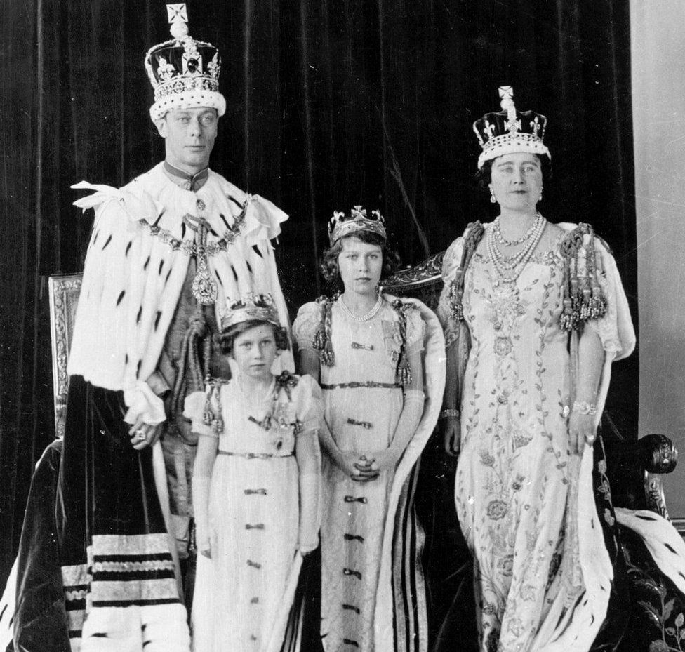 Король Георг VI, принцесса Маргарет, принцесса Елизавета и королева Елизавета, королева-мать на коронации короля Георг VI в 1937 году