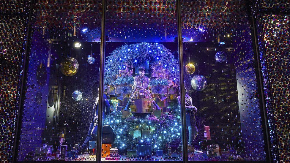 The art of the Christmas window display - BBC News