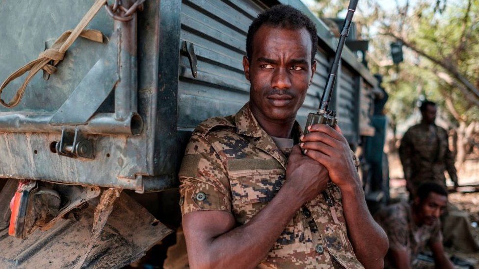Эфиопский солдат с рацией в руке у 5-го батальона Северного командования эфиопской армии в Данше, Эфиопия, 25 ноября 2020 г.
