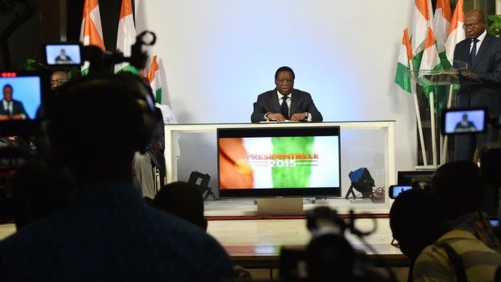 The chairman of the Ivory Coast's Independent Electoral Commission(CEI) Youssouf Bakayoko (C) speaks at the commission's headquarters in Abidjan (28 December 2015)
