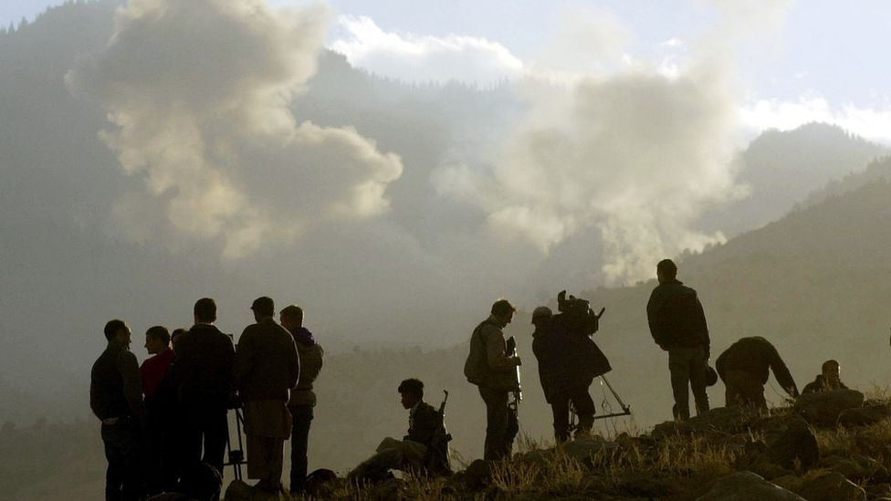 Tymi ngrihet pas shpërthimit të bombave në malet Tora Bora të Afganistanit, 2001