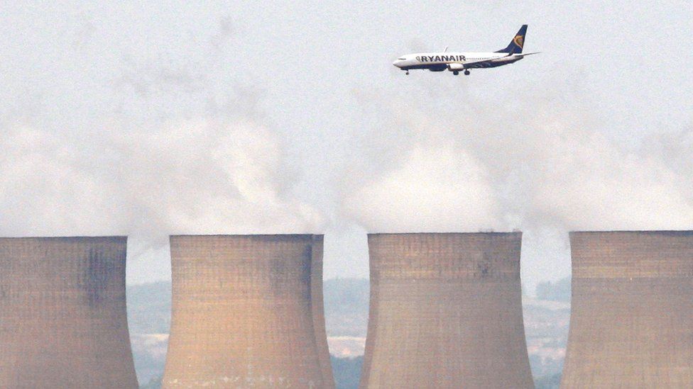 Plane coming in to land at East Midlands Airport