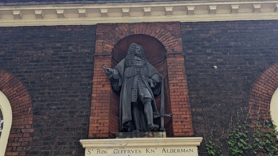 Statue of Sir Robert Geffrye above the entrance to Museum of the Home