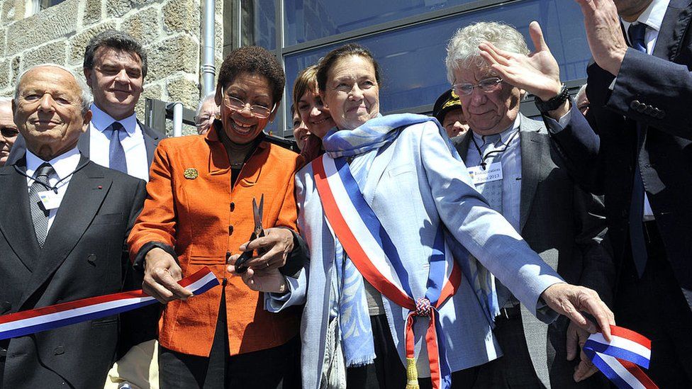 Бывший мэр Ле-Шамбон-сюр-Линьон Элиан Вокиез-Мотт вместе с другими официальными лицами в 2013 году перерезал ленту