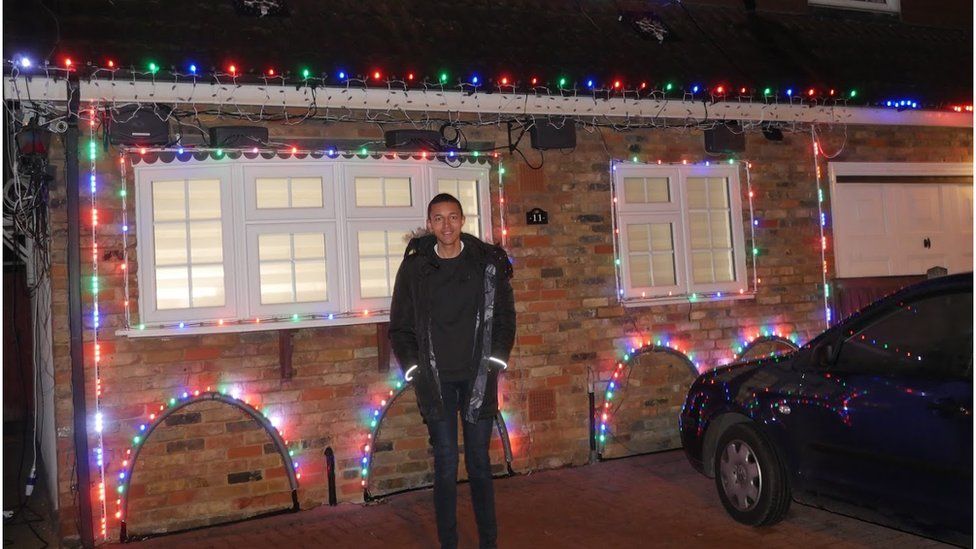 Brentwood teenager's Christmas lights show thrills crowd BBC News
