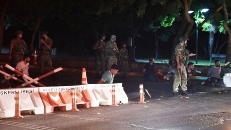 Turkey: Mass arrests after coup bid quashed, says PM - BBC News