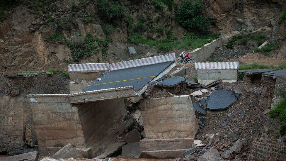 This aerial picture taken on April 27, 2015 shows an eathquake damaged road from Jilong township to Rasog township, where the border crossing to Nepal is located, in Jilong, southwest China's Tibet region