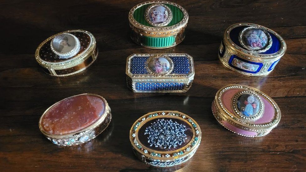 Snuff boxes