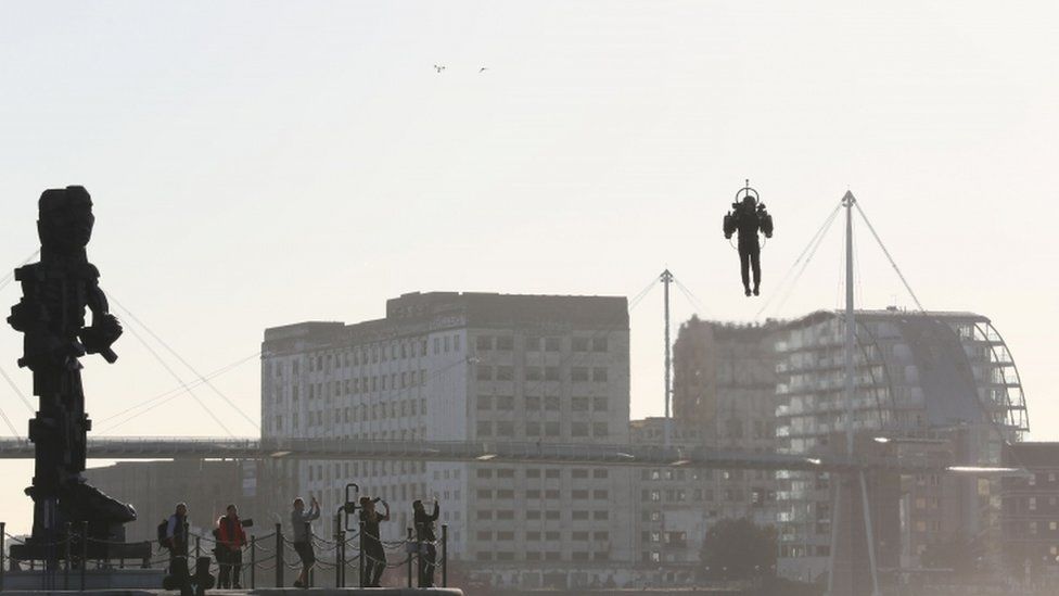 Tomorrow's cities: What it feels like to fly a jetpack - BBC News