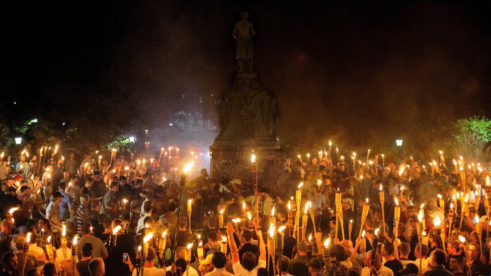 Неонацисты, альтернативные правые и сторонники превосходства белой расы окружают протестующих у основания статуи Томаса Джефферсона — 11 августа 2017 г.