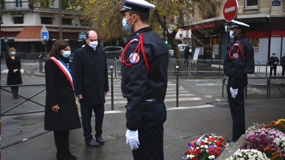 Politicians at one of the 2015 Paris attack sites honour victims, 13 Nov 20