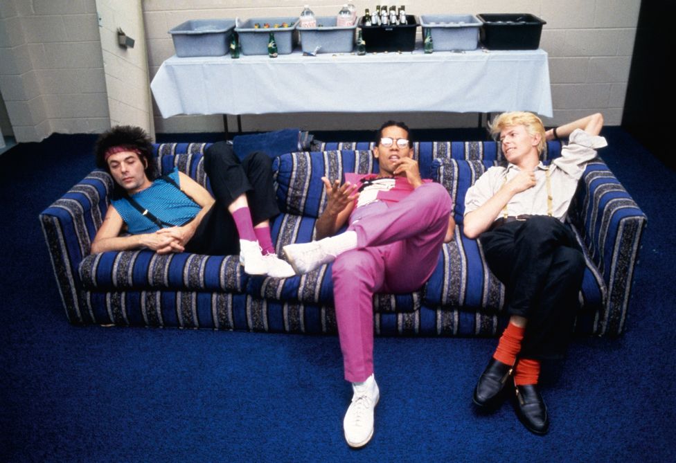 (l-r) Earl Slick, Carlos Alomar and David Bowie relax backstage