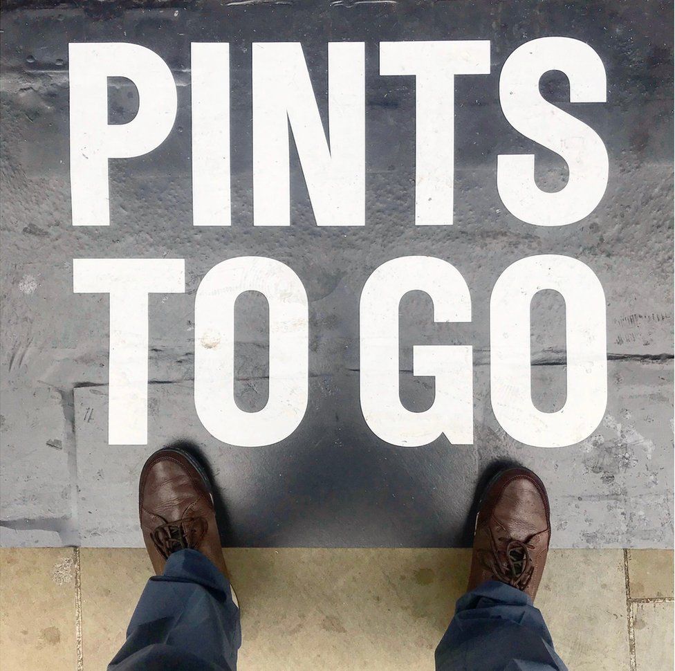 Табличка на земле с надписью «Pints ​​To Go»