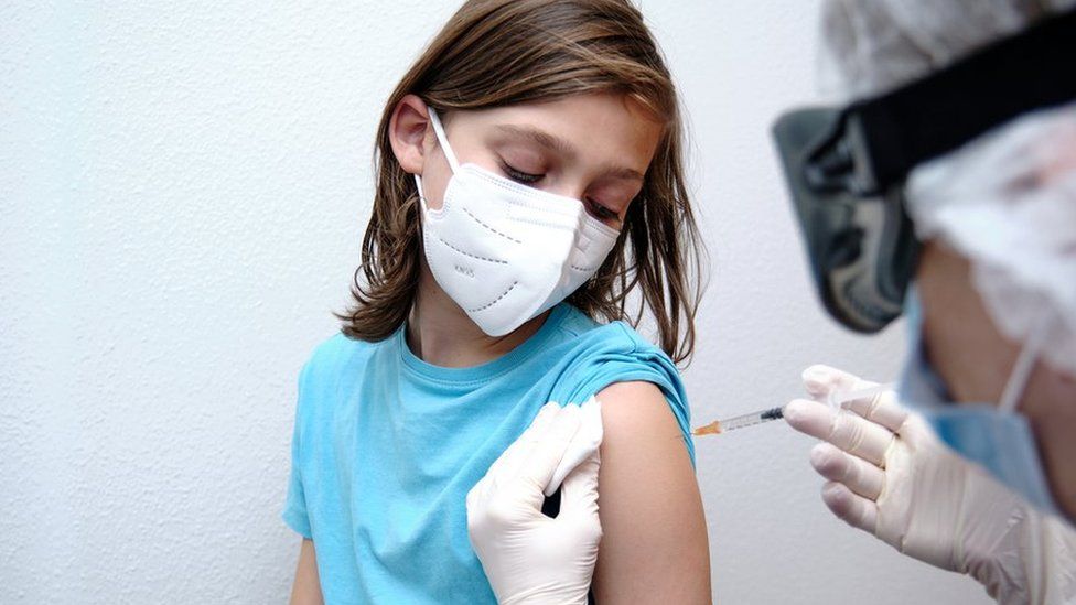 child gets vaccine