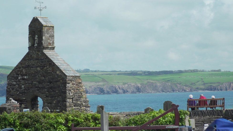 Rali'n galw am fynd i'r afael ag argyfwng tai Cymru - BBC Cymru Fyw