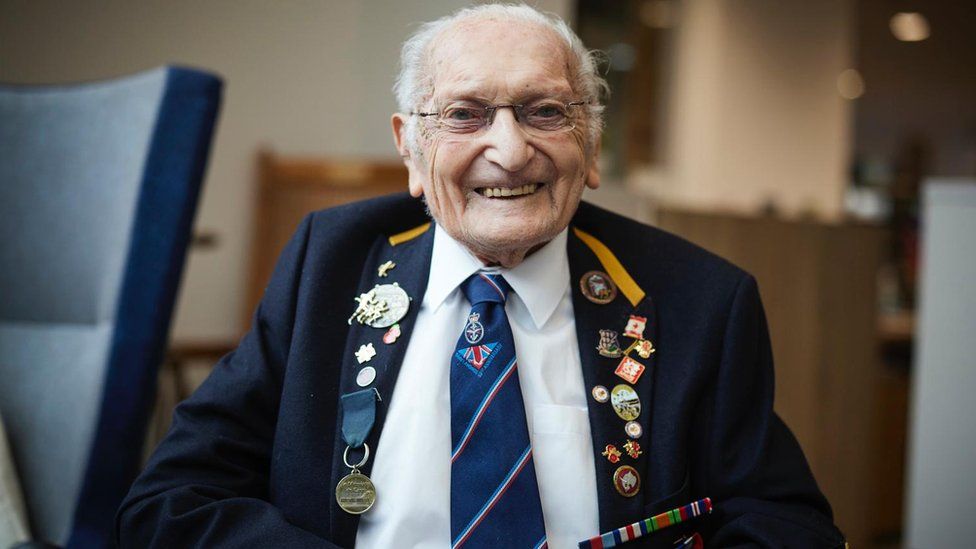 Greater Manchester veteran says D-Day was a 'doddle' - BBC News