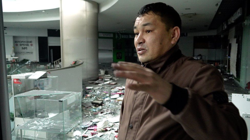 Житель Алматы Едиль беседует с Би-би-си из разграбленного торгового центра