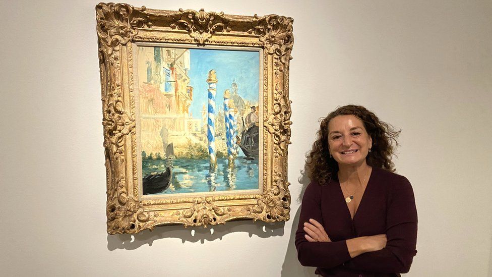 Джованна Бертаццони стоит рядом с картиной Эдуарда Мане «Большой канал Венеции»