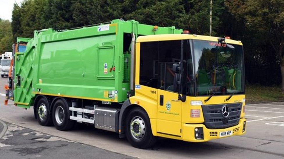 South Tyneside bin bosses deny disciplining helpful staff - BBC News