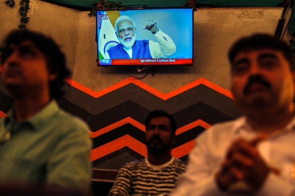 People watch a live address by Indian Prime Minister Narendra Modi after the government scrap Article 370, at a restaurant in Mumbai, India, 08 August 2019.