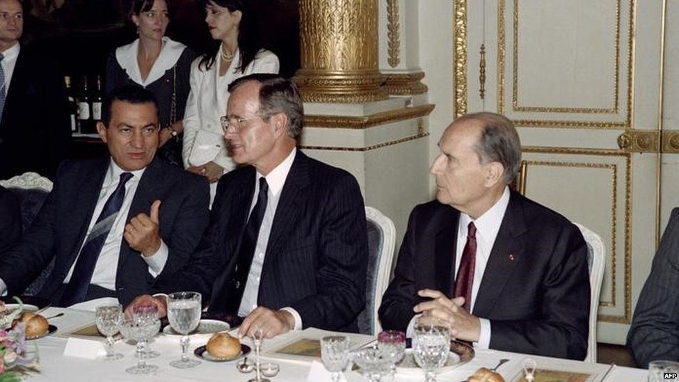 President George H.W.Bush (centre) and French President Francois Mitterand (left) at a lunch in Paris in 1989
