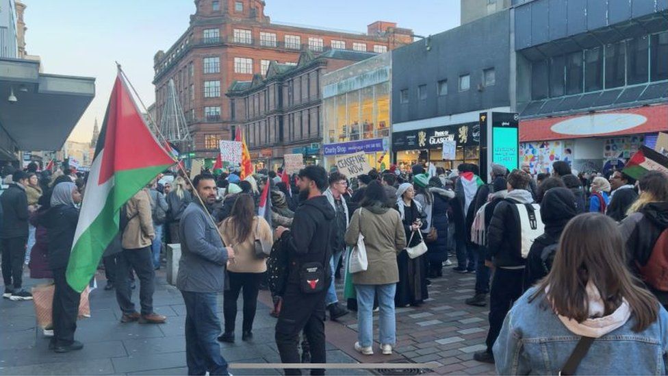 Protestors on Argyle Street