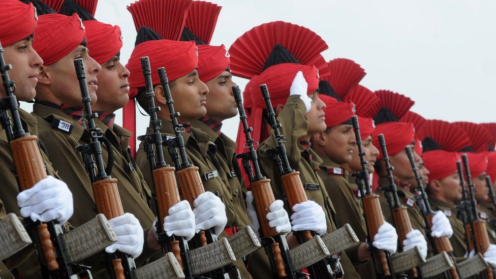 Новобранцы индийской армии стоят по стойке смирно во время парада на базе на окраине Шринагара, 4 марта 2015 г.