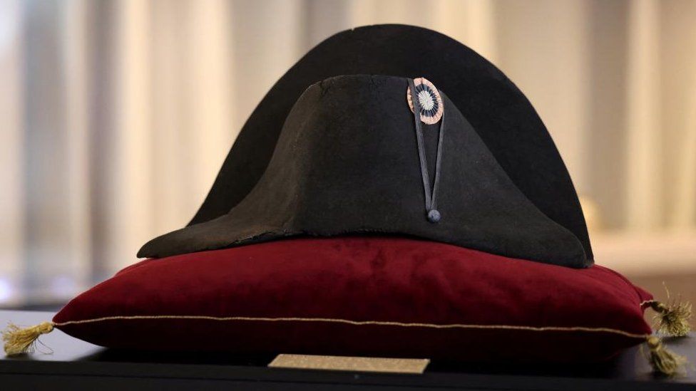 "บีเวอร์สีดำ" หมวกสักหลาดสองมุมพร้อมปักดอกโบนาปาร์ตสามสีของจักรพรรดินโปเลียน โบนาปาร์ตแห่งฝรั่งเศส จากคอลเลกชั่น Jean Louis Noisiez จัดแสดงก่อนการประมูลที่บ้านประมูล Osenat ในปารีส ประเทศฝรั่งเศส วันที่ 6 พฤศจิกายน 2023