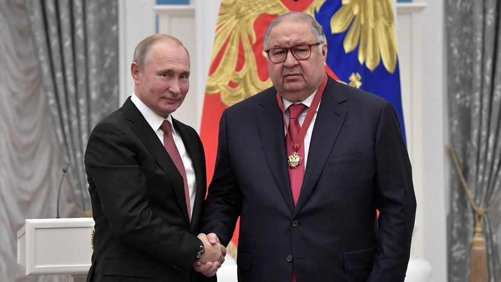Alisher Usmanov shakes hands with Vladimir Putin