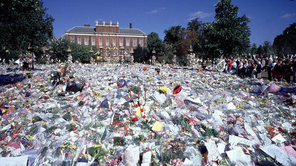 Diana flowers outside the palace in 1997