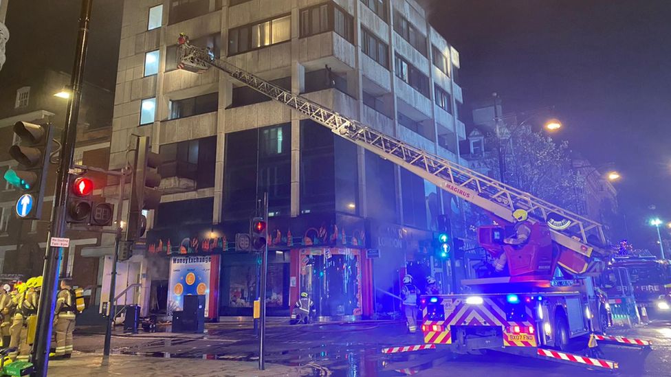 London fire Oxford Street closed