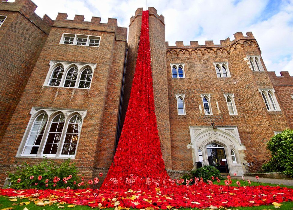 Hertford Castle Poppy Display A Touching Tribute Bbc News
