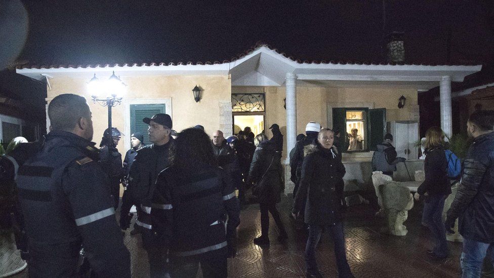 Casamonica villa being seized, 20 Nov 18