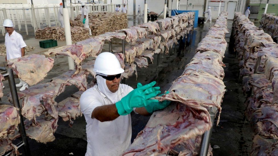 Trabalhador na planta de processamento da JBS em Santana de Parnaíba, Brasil, imagem de arquivo de dezembro de 2017