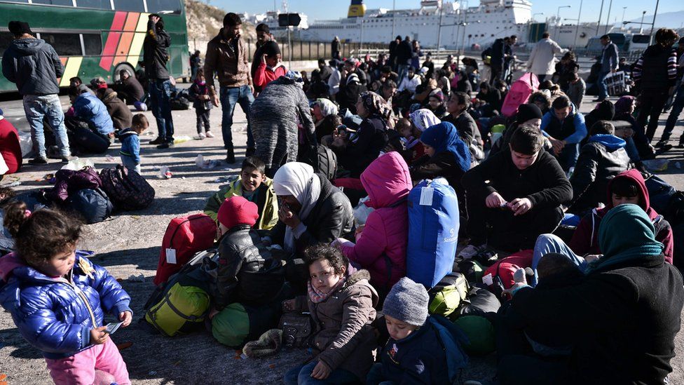 More than 4,000 refugees and migrants arrived at the port of Piraeus on Monday from Lesbos and Chios (22 Feb)