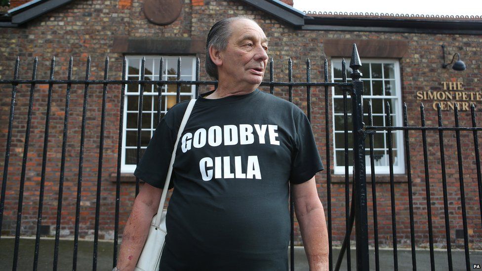 Fan in Goodbye Cilla T-shirt