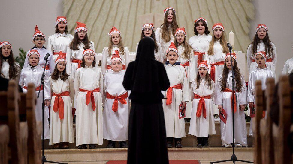 Fëmijët performojnë në Katedralen Nënë Tereza gjatë meshës së Krishtlindjes në mesnatë në Prishtinë më 25 dhjetor 2021.