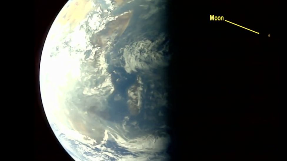 Una fotografía muestra la Tierra y la Luna en un solo cuadro.
