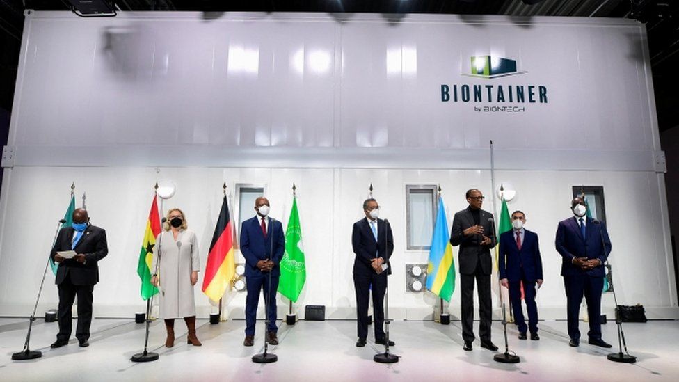 Президенты Ганы, Руанды и Сенегала находились в Марбурге, Германия, Среда, чтобы увидеть контейнер BioNTainer