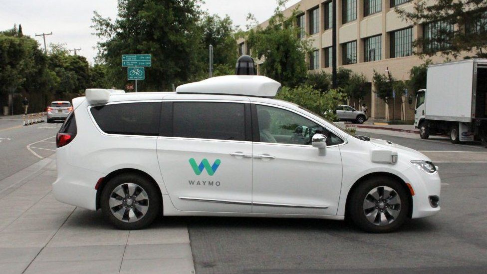 Беспилотный автомобиль Waymo въезжает на парковку у штаб-квартиры компании Google в Маунтин-Вью, Калифорния, 8 мая 2019 г.