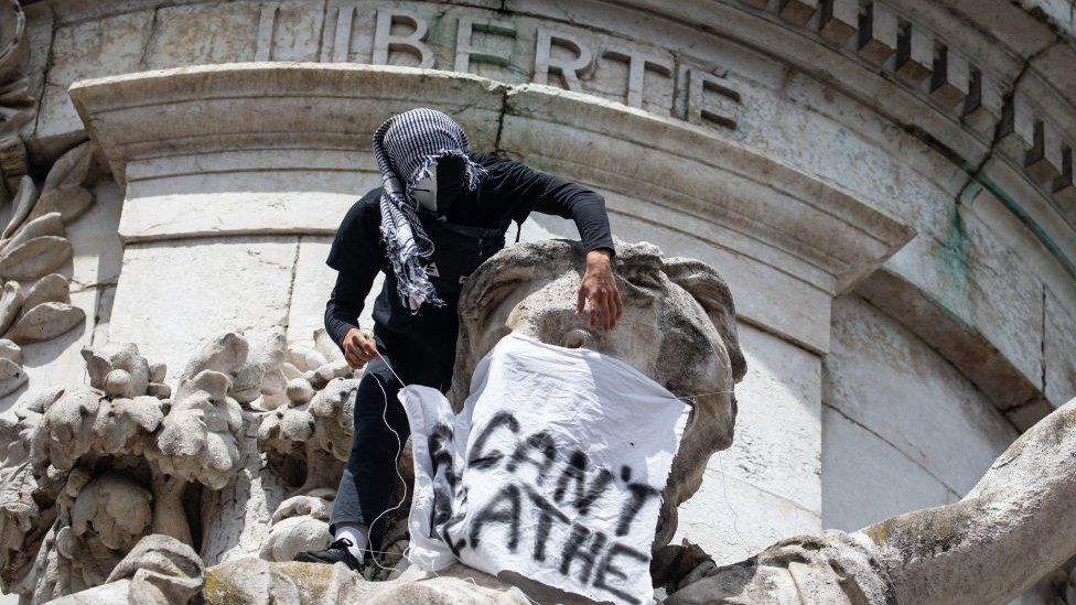 Протест в июне 2020 года в поддержку движения Black Lives Matter протест против жестокости и расизма возле площади Республики в Париже