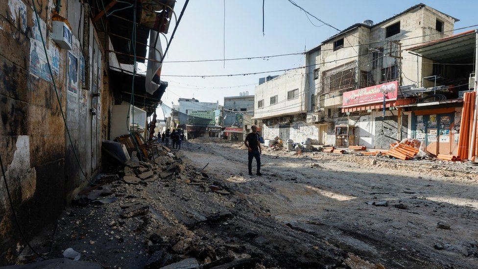 Eine Straße in Jenin im besetzten Westjordanland, die während einer größeren israelischen Militäroperation beschädigt wurde (4. Juli 2023)