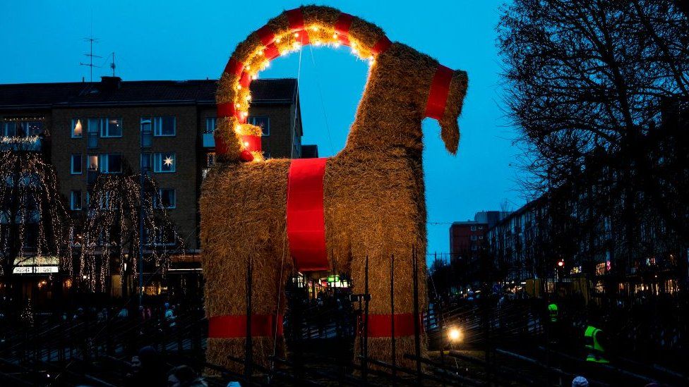 Giant straw animal sculptures go on display at Longleat safari park - BBC  News