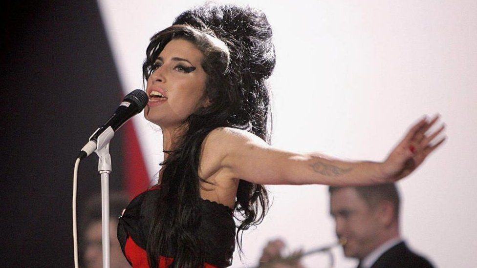 Amy Winehouse performing