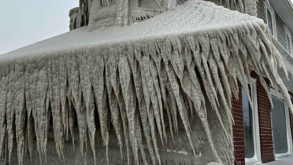 A restaurant covered in ice from the spray of Lake Erie waves in Hamburg, New York state. Photo: 24 December 2022